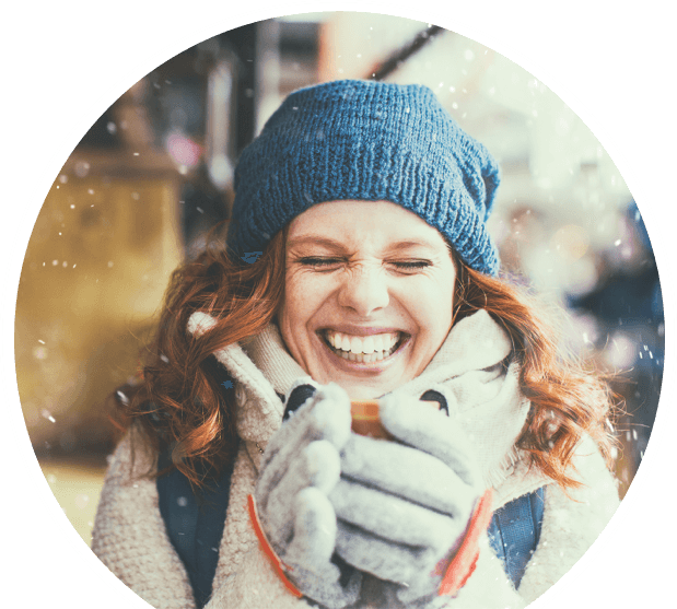 kreis weihnachtsatmosphaere frau gluehwein handschuhe muetze november kreis weihnachtsatmosphaere frau gluehwein handschuhe muetze november